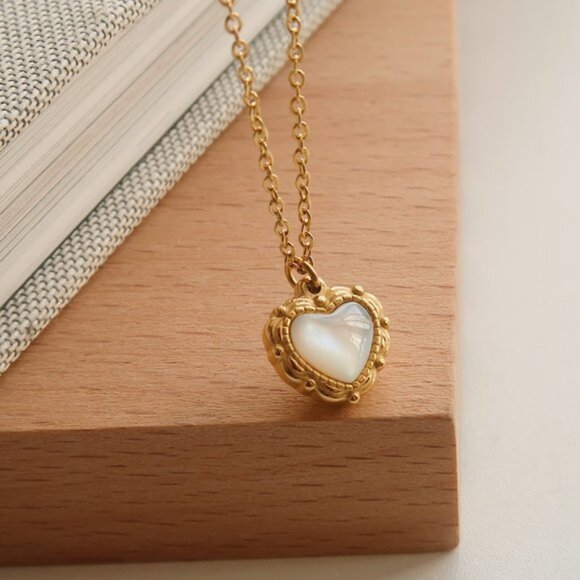 NEW 18K Gold Plated Shell Embossed Heart Love Necklace - Picture 4 of 12